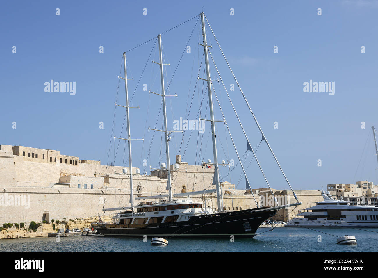 Une vue générale d'un Tall-Ship amarré près de Fort St Angelo, sur l'île de Malte Banque D'Images