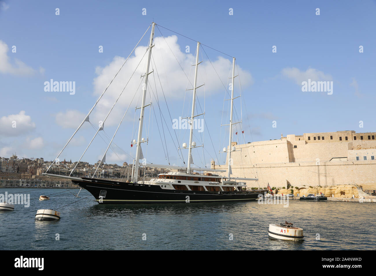Une vue générale d'un Tall-Ship amarré près de Fort St Angelo, sur l'île de Malte Banque D'Images