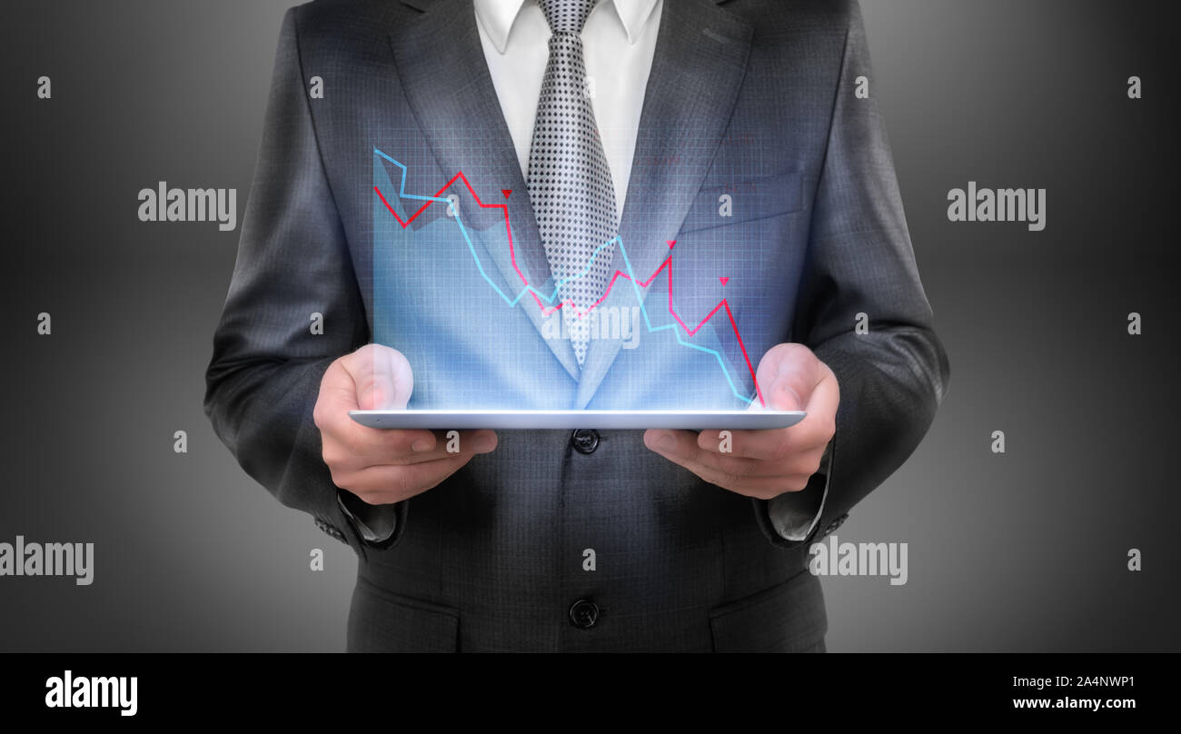 Cropped portrait of a businessman holding tablet avec relevant du schéma ci-dessus il Banque D'Images