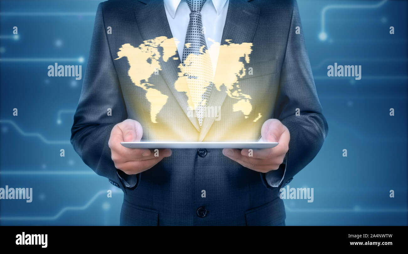 Businessman holding a tablet pc ordinateur avec l'écran de projection graphique de la carte du monde. Banque D'Images