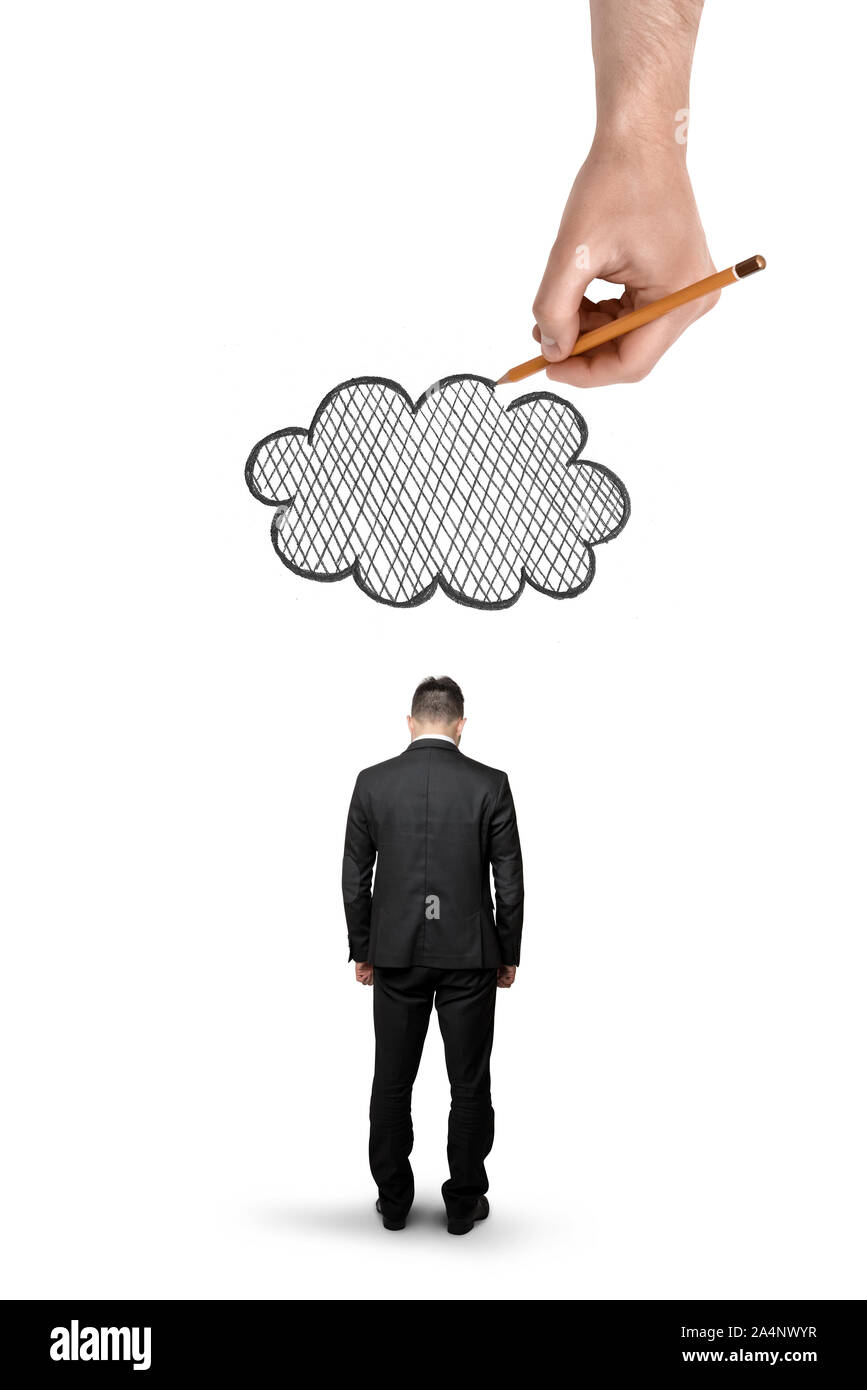 Businessman avec tête courbée et permanent grande main ci-dessus qui attire les nuages, isolé sur fond blanc Banque D'Images