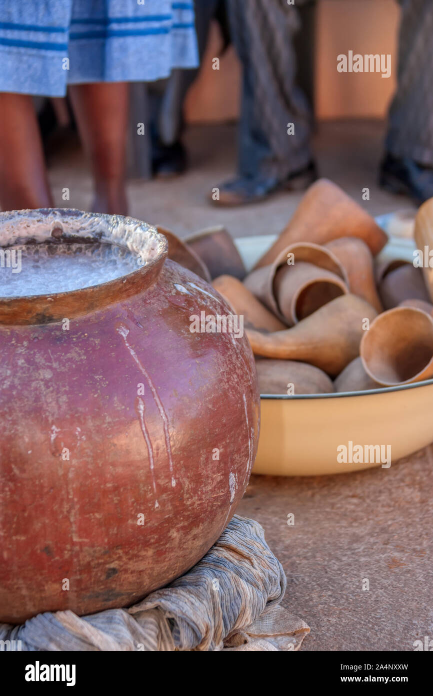Cuisine africaine gros pots avec de la bière traditionnelle dans un village au Botswana, l'Afrique du Sud Banque D'Images
