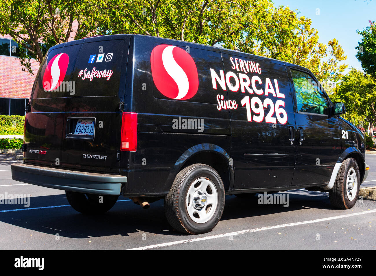 Safeway logo et slogan "Un service du nord de la Californie depuis 1926" sur le côté du van Chevrolet noir Banque D'Images