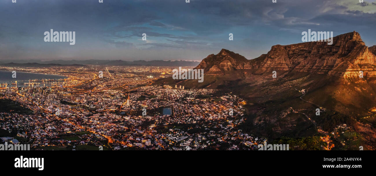 Une vue aérienne de la capitale législative d'Afrique du Sud, Cape Town à la nuit Banque D'Images