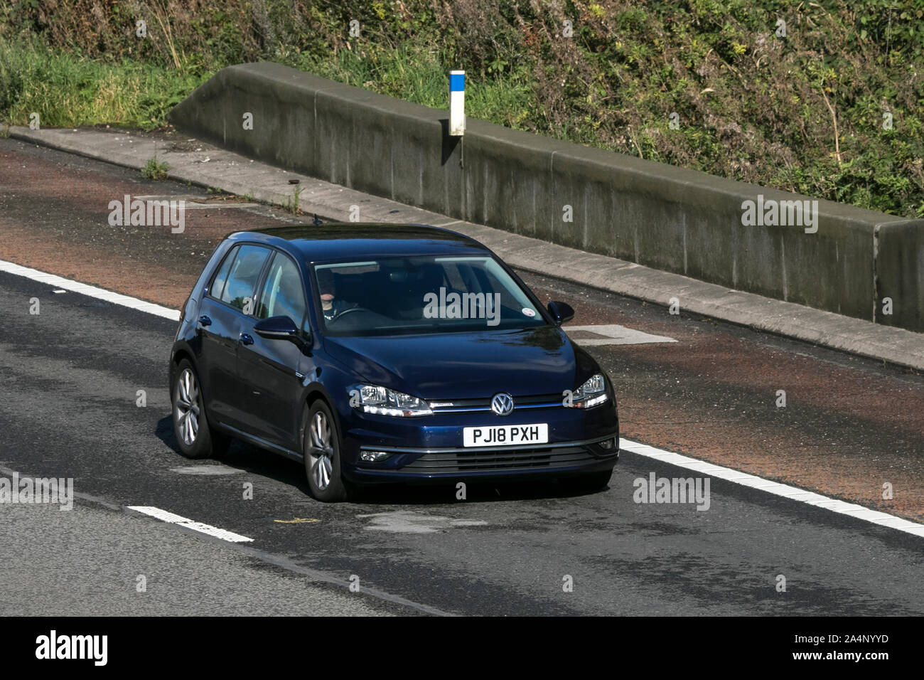 Un VW Volkswagen Golf la position vers le sud sur l'autoroute M6 près de Preston dans le Lancashire, Royaume-Uni Banque D'Images