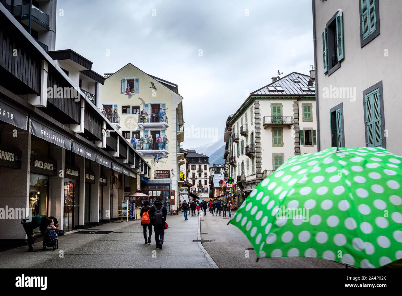 Chamonix Mont-Blanc, France - 4 octobre 2019 : Jour de pluie Vue sur rue  principale du centre de la célèbre station dans les Alpes et parapluie vert  Photo Stock - Alamy