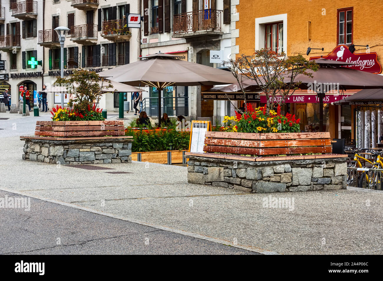 Chamonix Mont-Blanc, France - 4 octobre 2019 : La vue de la rue bar dans le centre de la célèbre station de ski dans les Alpes Banque D'Images