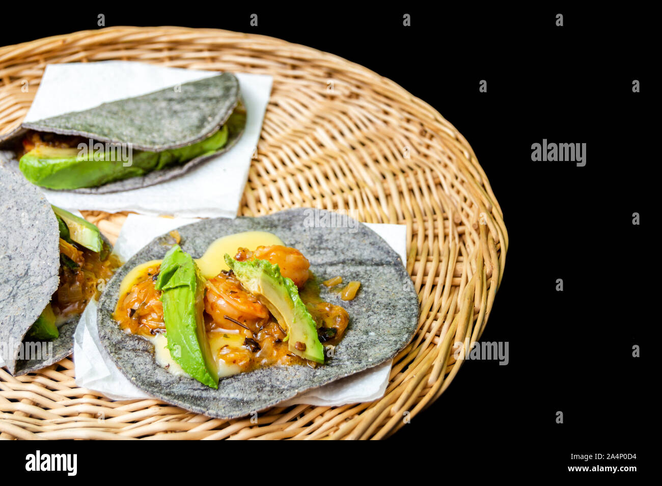Tacos Tacos Gobernador (gouverneurs), crevettes tacos cuit avec des épices et fromage, servi sur des tortillas de maïs bleu avec de l'avocat. Banque D'Images