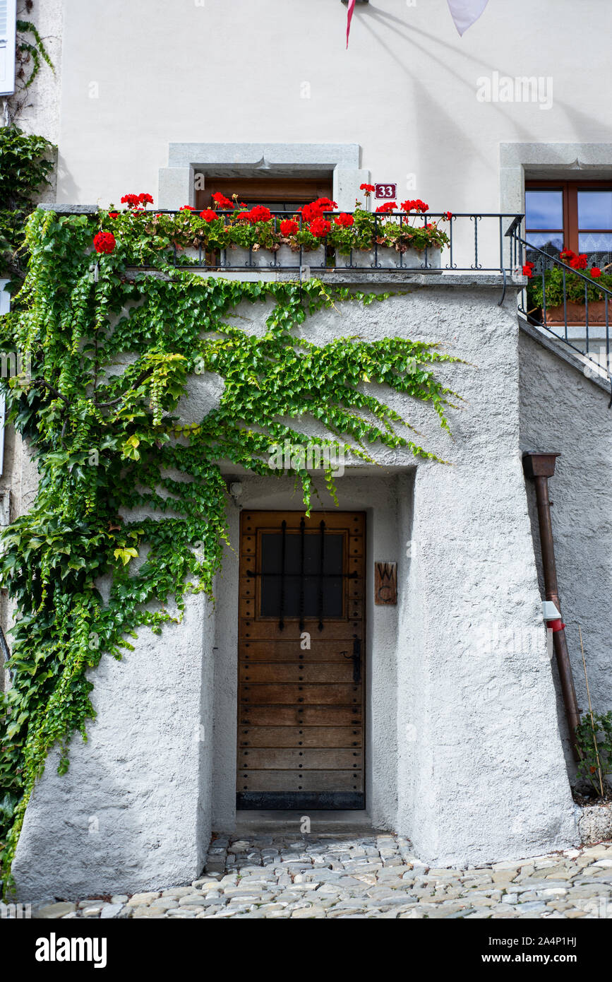 Portes et fenêtres dans l'ancienne ville de gruyère, en Suisse Banque D'Images