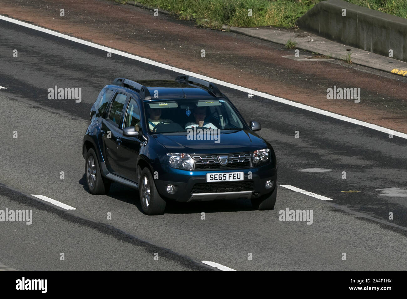 2015 Dacia Duster noir premier lauréat DCI ; voyageant sur l'autoroute M6 près de Preston dans le Lancashire, Royaume-Uni Banque D'Images