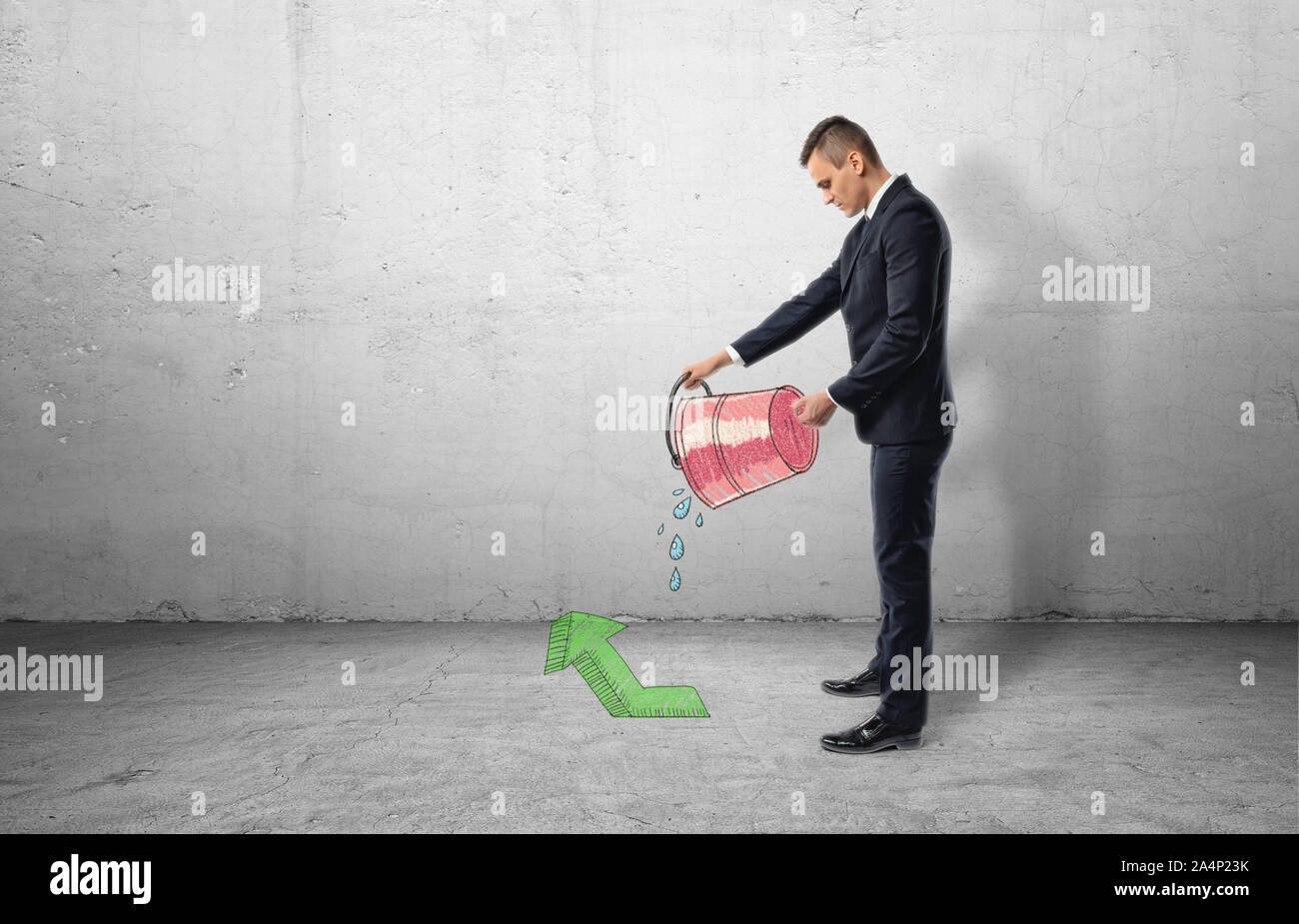 Businessman holding red seau d'eau déversant sur flèche verte pointe vers le haut Banque D'Images