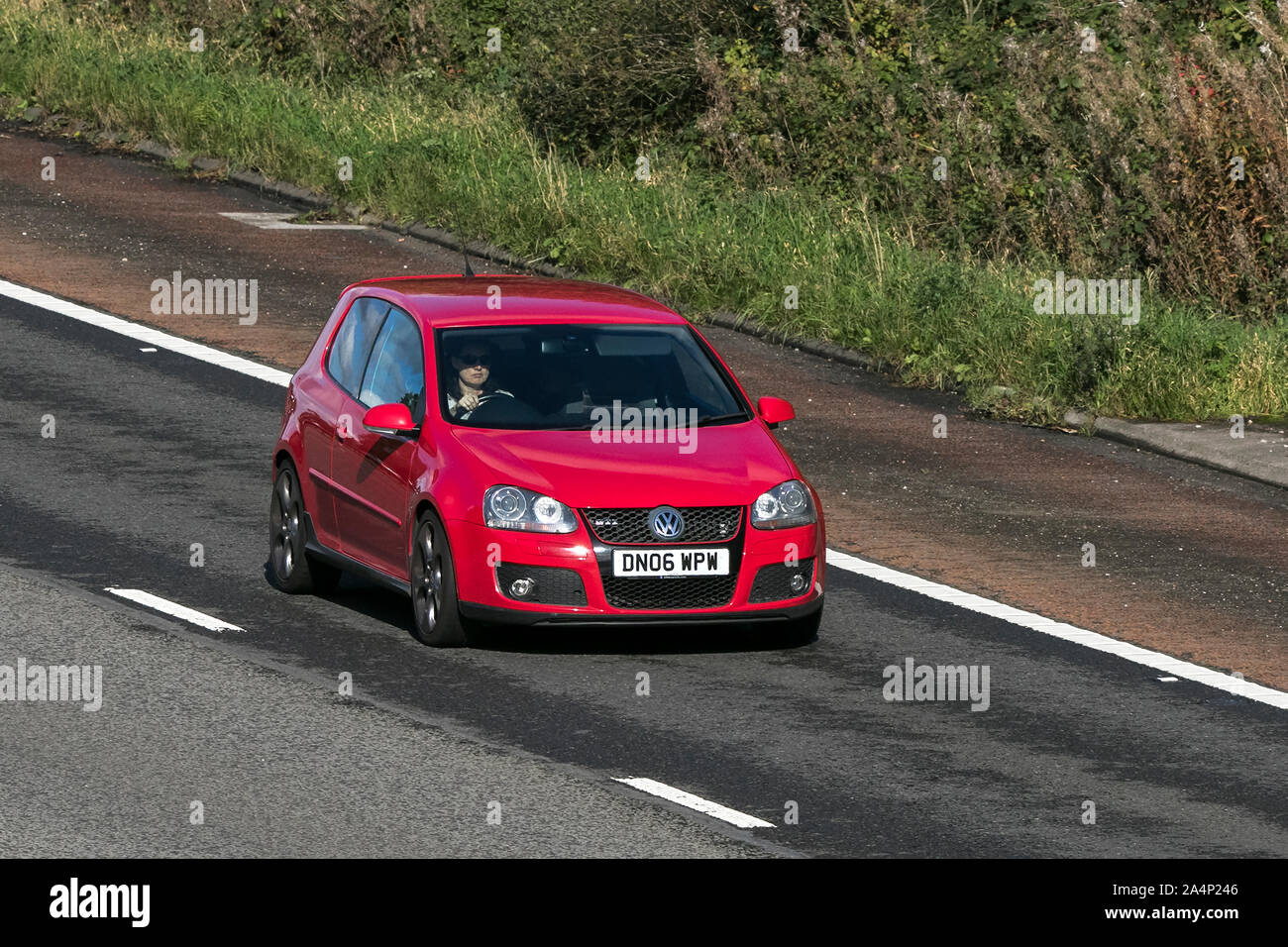 Un VW Volkswagen Golf la position vers le sud sur l'autoroute M6 près de Preston dans le Lancashire, Royaume-Uni Banque D'Images