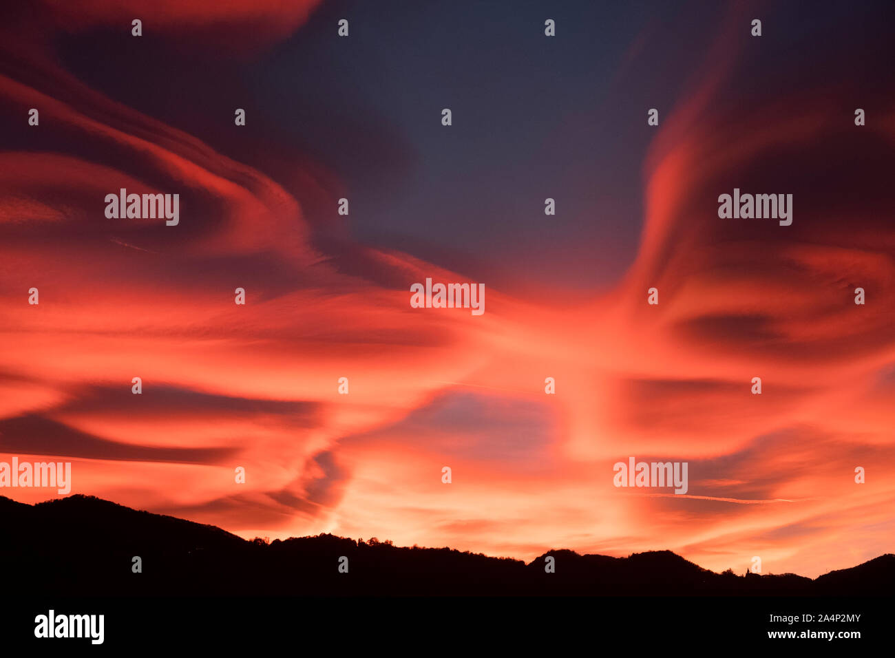 Couleurs incroyables sur un ciel de coucher du soleil Banque D'Images