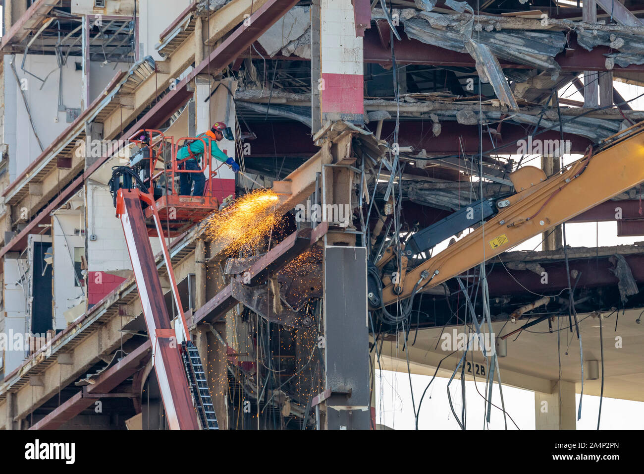 Detroit, Michigan - Démolition de la Joe Louis Arena, ancienne demeure de l'équipe Red Wings de Détroit dans la Ligue nationale de hockey de 1979 à 2017. L Banque D'Images