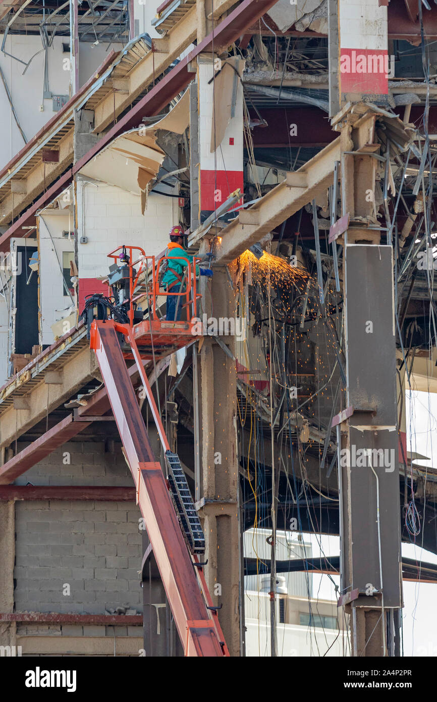 Detroit, Michigan - Démolition de la Joe Louis Arena, ancienne demeure de l'équipe Red Wings de Détroit dans la Ligue nationale de hockey de 1979 à 2017. L Banque D'Images