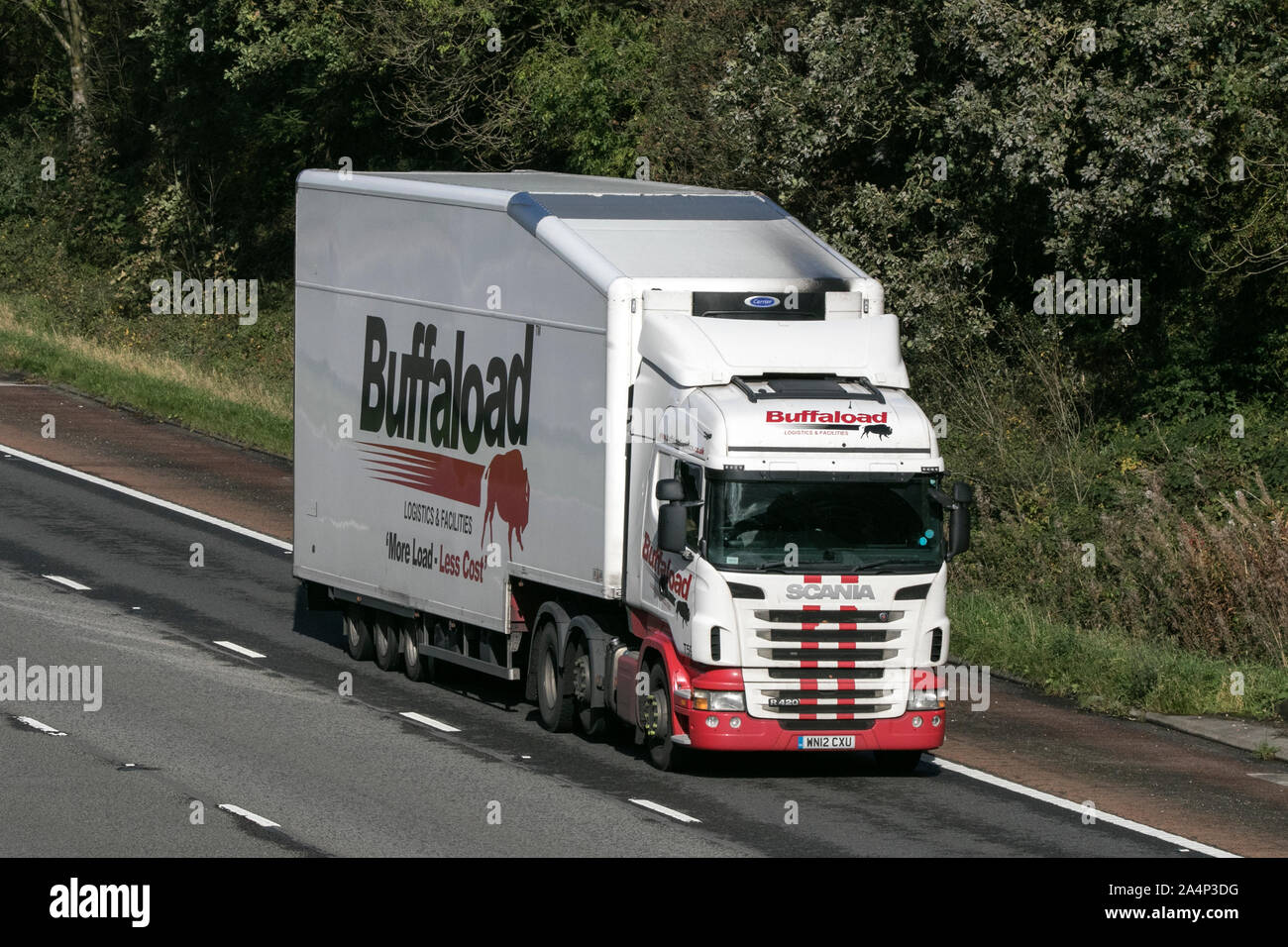 Buffaload fret Scania poids lourds véhicule circulant en direction nord sur l'autoroute M6 près de Garstang dans le Lancashire, Royaume-Uni. Banque D'Images