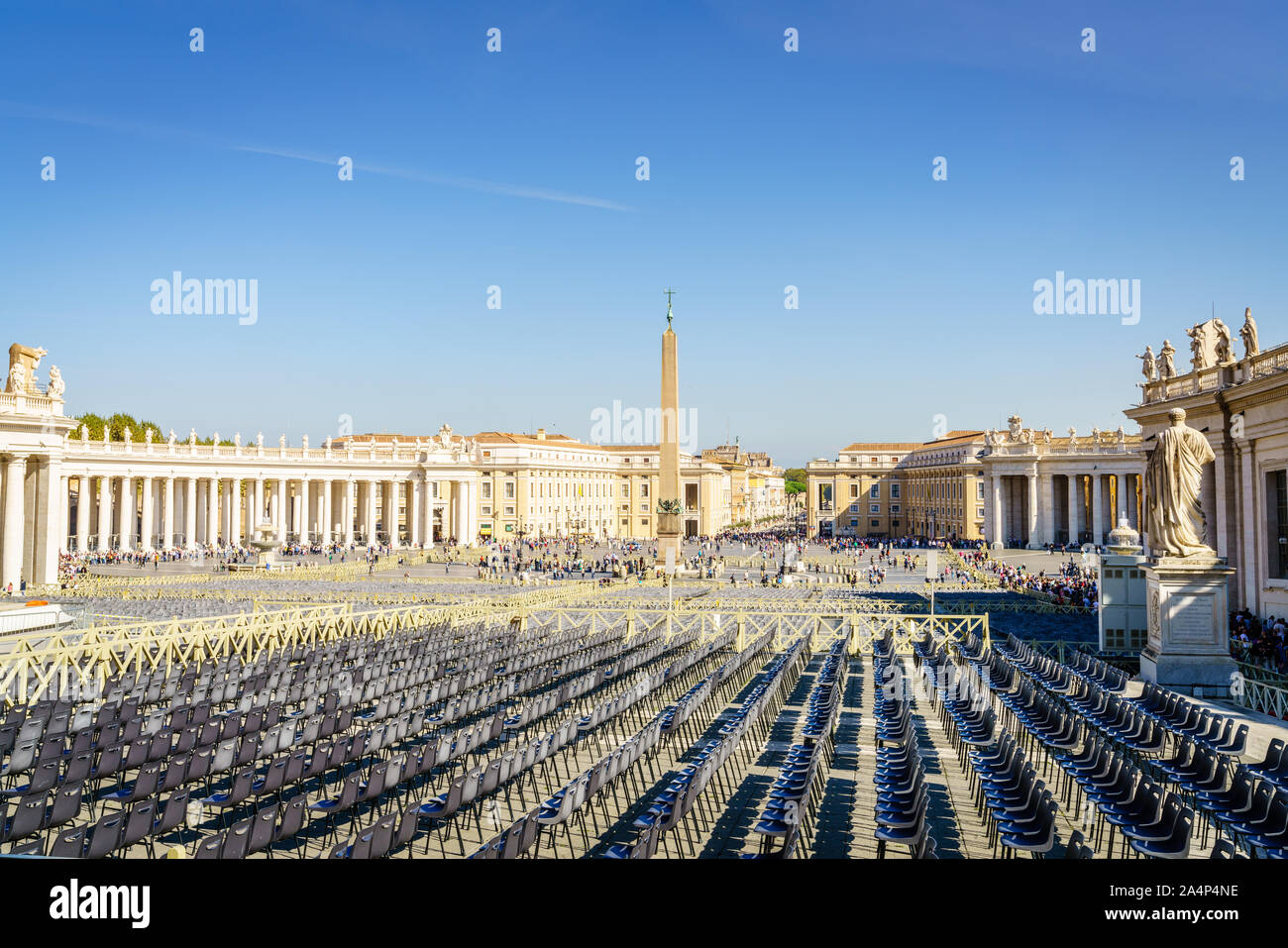 Vatican, Rome, Italie, le 19 octobre 2018 : Des rangées de sièges vides en face de la Basilique St Pierre dans la Cité du Vatican, Rome, Italie Banque D'Images