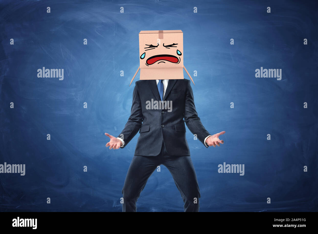 Businessman wearing boîte en carton avec visage pleurant tiré sur sa tête. Banque D'Images