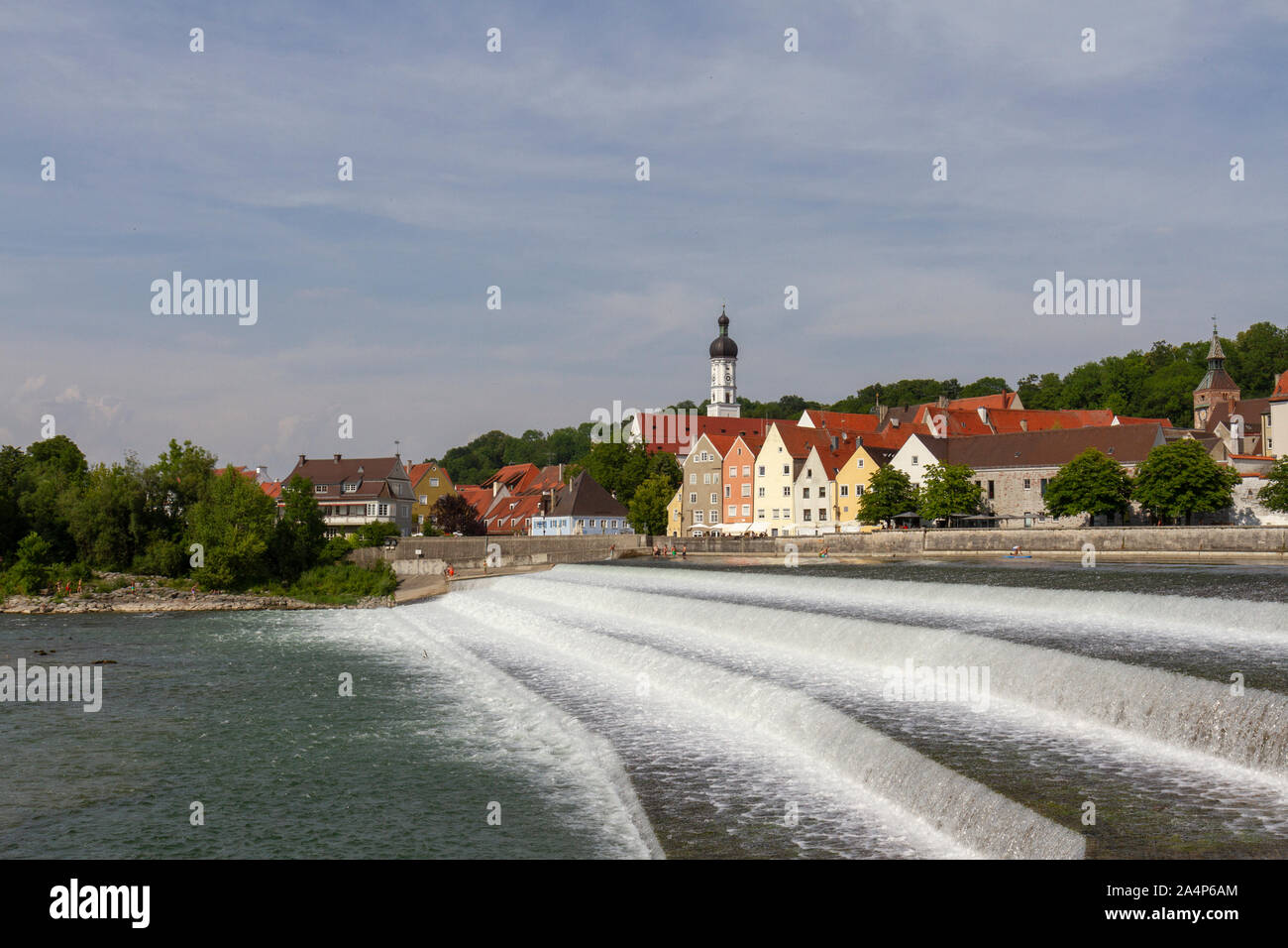 Lech weir et le centre historique de landsberg am lech Banque de ...
