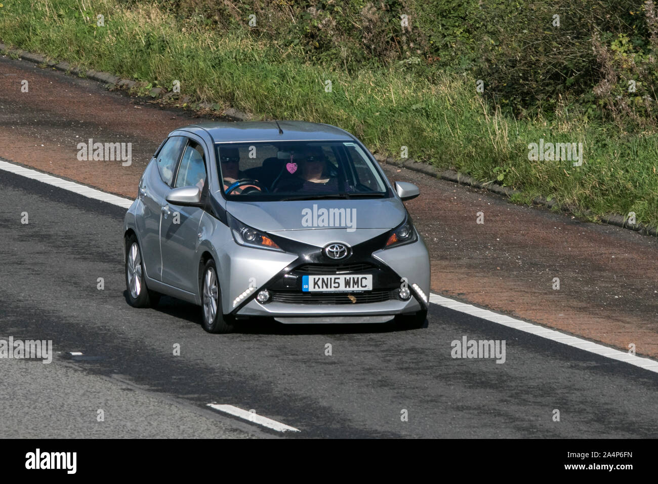 2015 toyota aygo, Silvère X-Pression VVT-i ; voyageant sur l'autoroute M6 près de Preston dans le Lancashire, Royaume-Uni Banque D'Images