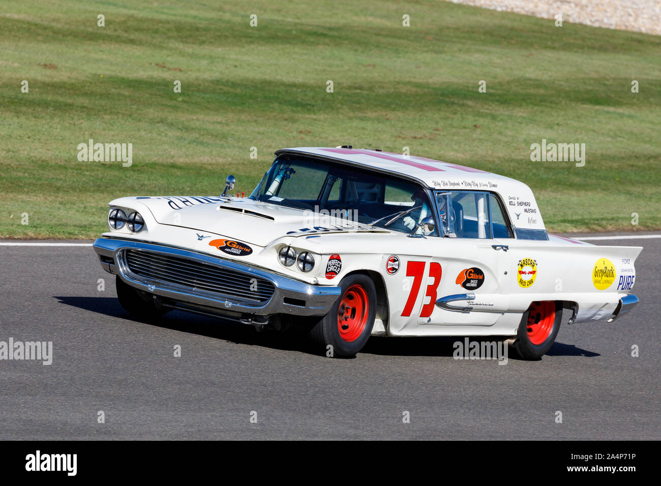 1959 Ford Thunderbird avec chauffeur Romain Dumas au cours de la course de St Mary's Trophy au Goodwood Revival 2019, Sussex, UK. Banque D'Images