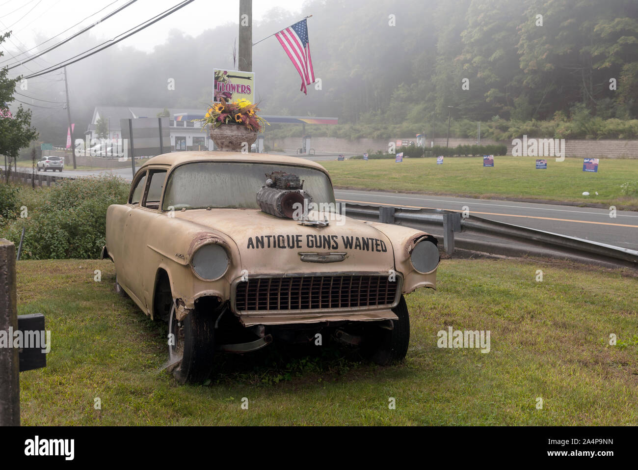 Antique car pour la publicité par la route dans un matin brumeux, les routes de l'Arizona, USA Banque D'Images