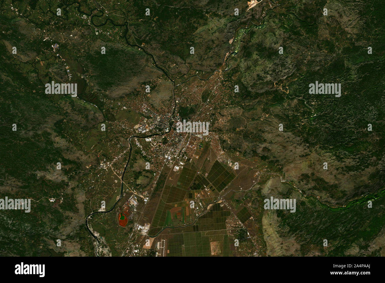Podgorica, la capitale du Monténégro, vu de l'espace - contient des données Sentinel Copernicus modifiés (2019) Banque D'Images Podgorica, la capitale du Monténégro, vu de l'espace - contient des données Sentinel Copernicus modifiés (2019) Banque D'Images
