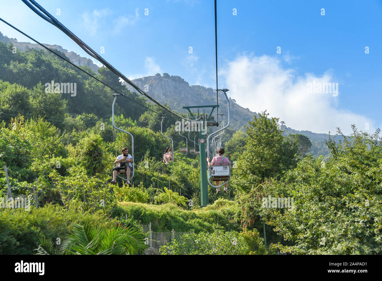 ANACAPRI, à l'île de Capri, ITALIE - AOÛT 2019 : Visiteurs équitation le télésiège sur la montagne au sommet du Mont Solaro, Anacapri ci-dessus Banque D'Images