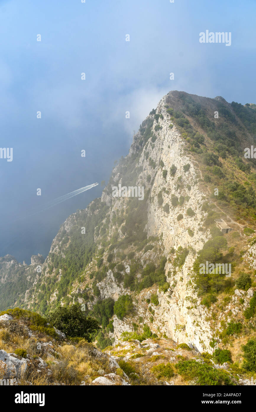 ANACAPRI, à l'île de Capri, ITALIE - AOÛT 2019 : vue sur la mer et les falaises du sommet du Mont Solaro, Anacapri ci-dessus sur l'île de Capri. Banque D'Images