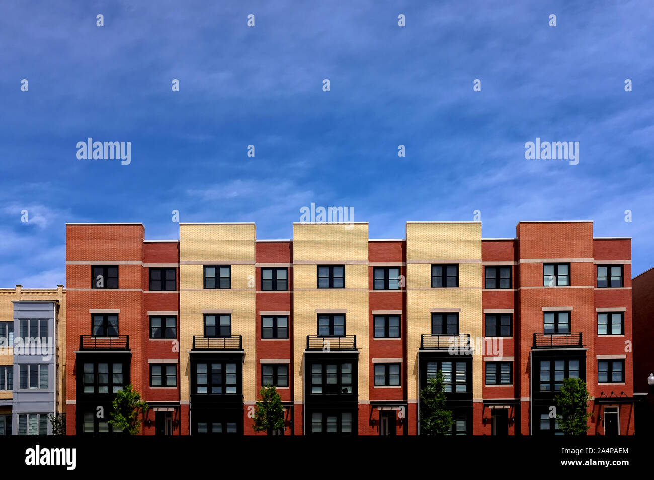 Appartement moderne de bâtiments sur une journée ensoleillée avec un ciel bleu Banque D'Images