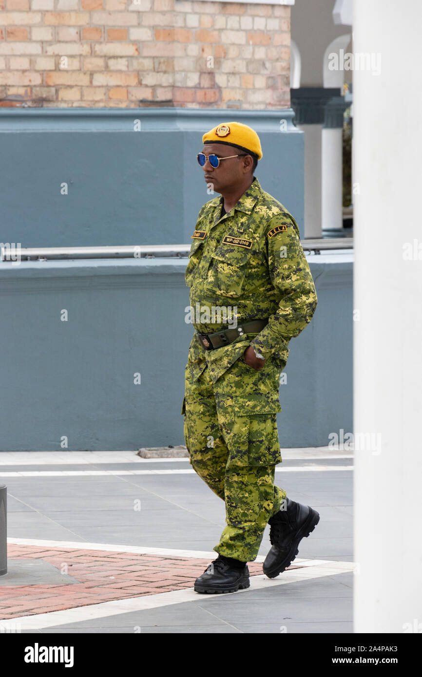 Soldat en uniforme de camouflage autour de masjid James mosquée de Kuala Lumpur, en Malaisie Banque D'Images