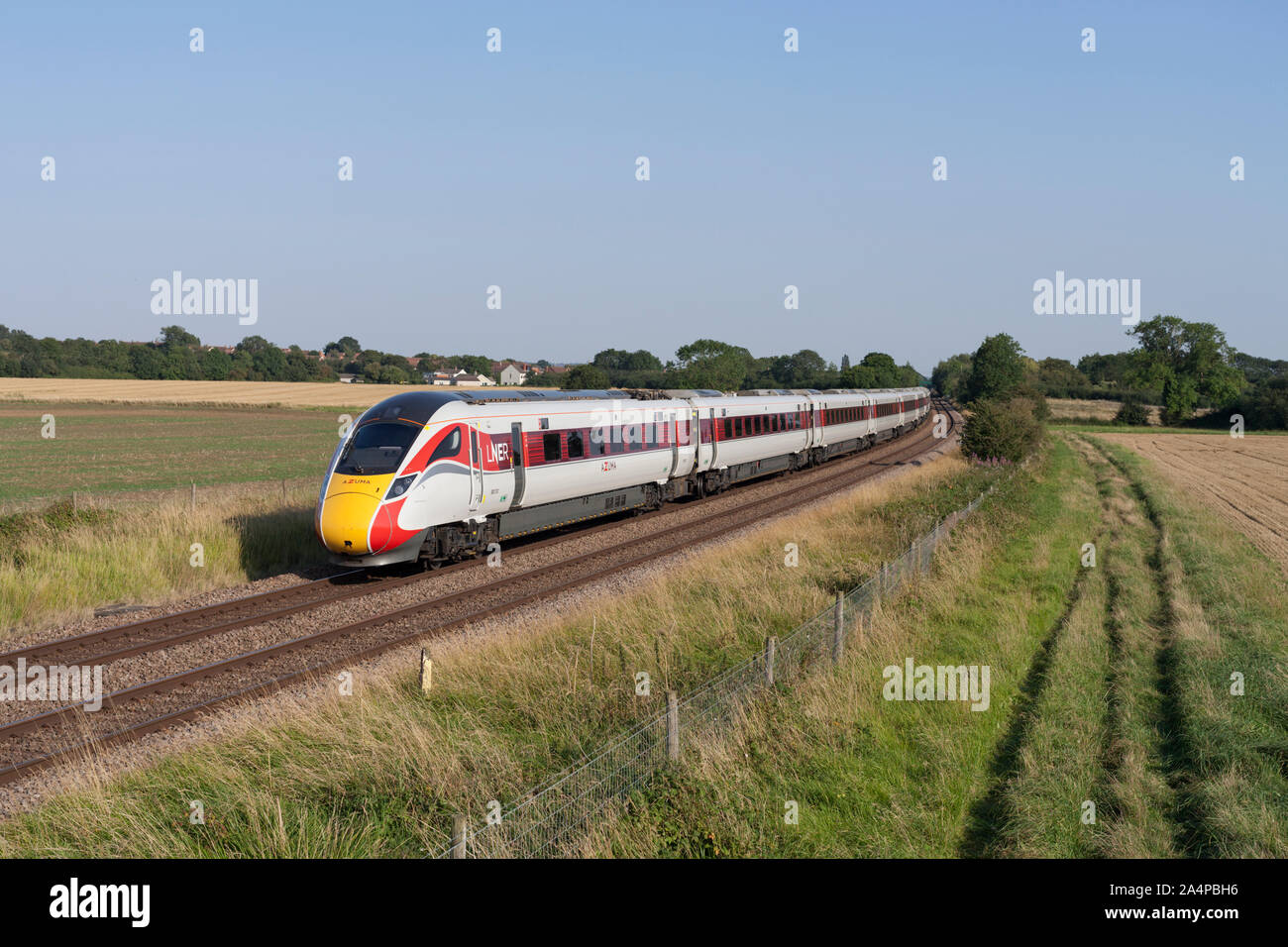 London North Eastern Railway (LNER) class 800 bi-mode Hitachi Azuma train Saxilby, Lincs avec un train détourné en raison de travaux de génie Banque D'Images