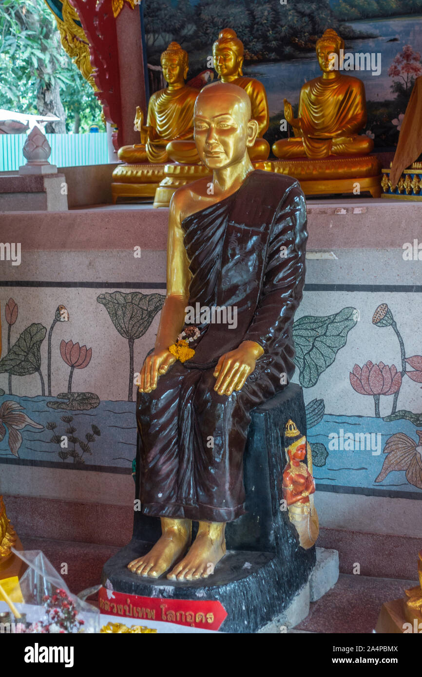 Bang Saen, Thaïlande - Mars 16, 2019 : Wang Saensuk monastère Bouddhiste. Libre de l'or et noir fondateur statue en main ouvrir salle de prière. Banque D'Images