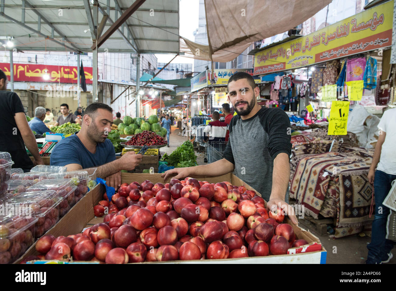 Ramallah, Palestine - Juin 2019 : stands de fruits et les vendeurs à la central Souq ou marché, aussi appelé le Hesbeh à Ramallah, Palestine Banque D'Images