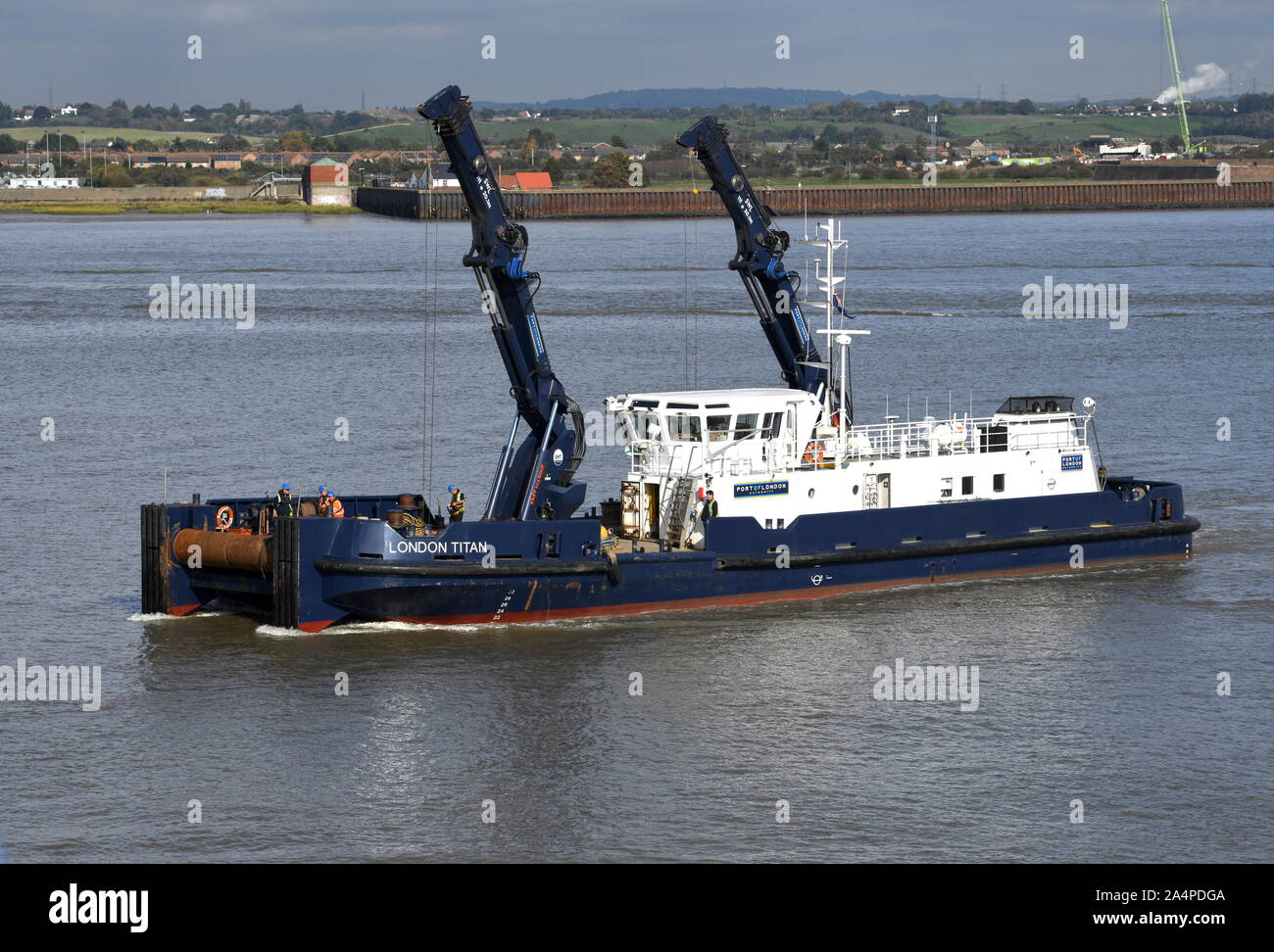 Londres Titan est le Port de Londres l'Autorité, bateau grue flottante utilisée pour l'amarrage et de maintenance indispensables d'une bouée de la Tamise. Banque D'Images