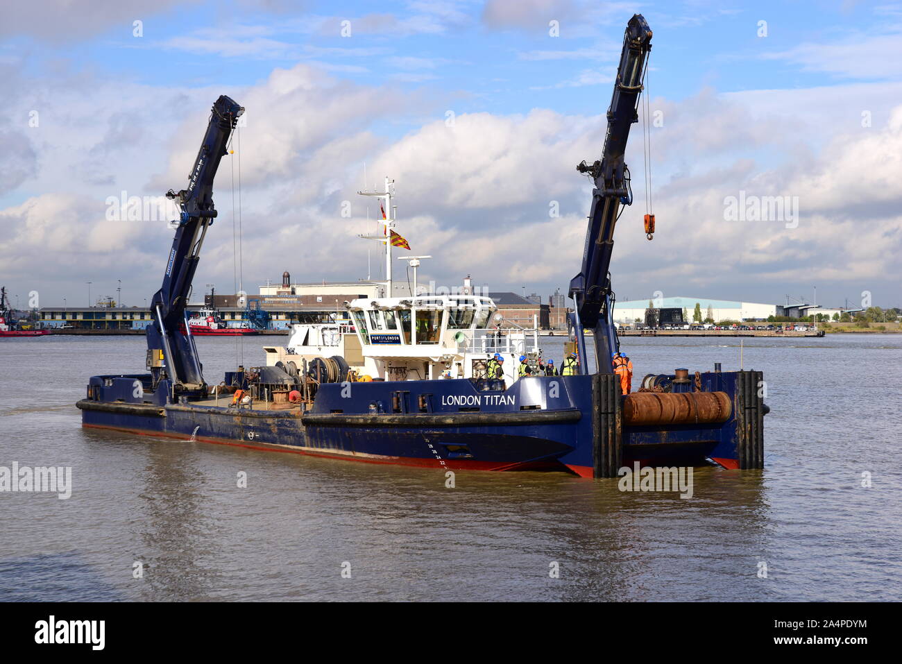 Londres Titan est le Port de Londres l'Autorité, bateau grue flottante utilisée pour l'amarrage et de maintenance indispensables d'une bouée de la Tamise. Banque D'Images