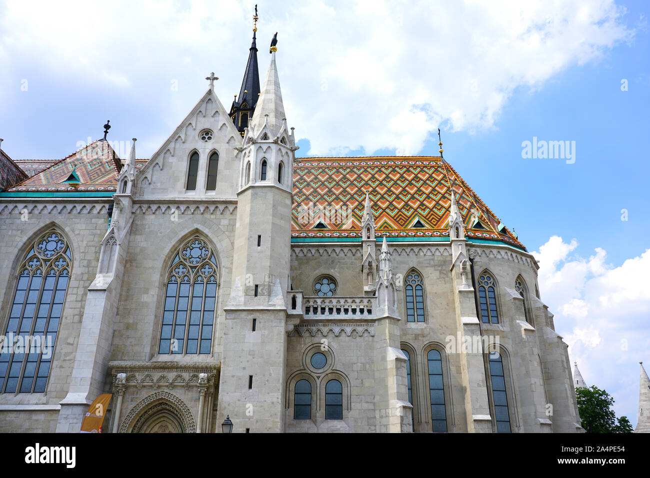 BUDAPEST, HONGRIE - 26 MAI 2019- Vue sur l'église de l'assomption du château de Buda, l'église Matthias (Église Matyas), sur la place de la Trinité Sainte en B Banque D'Images