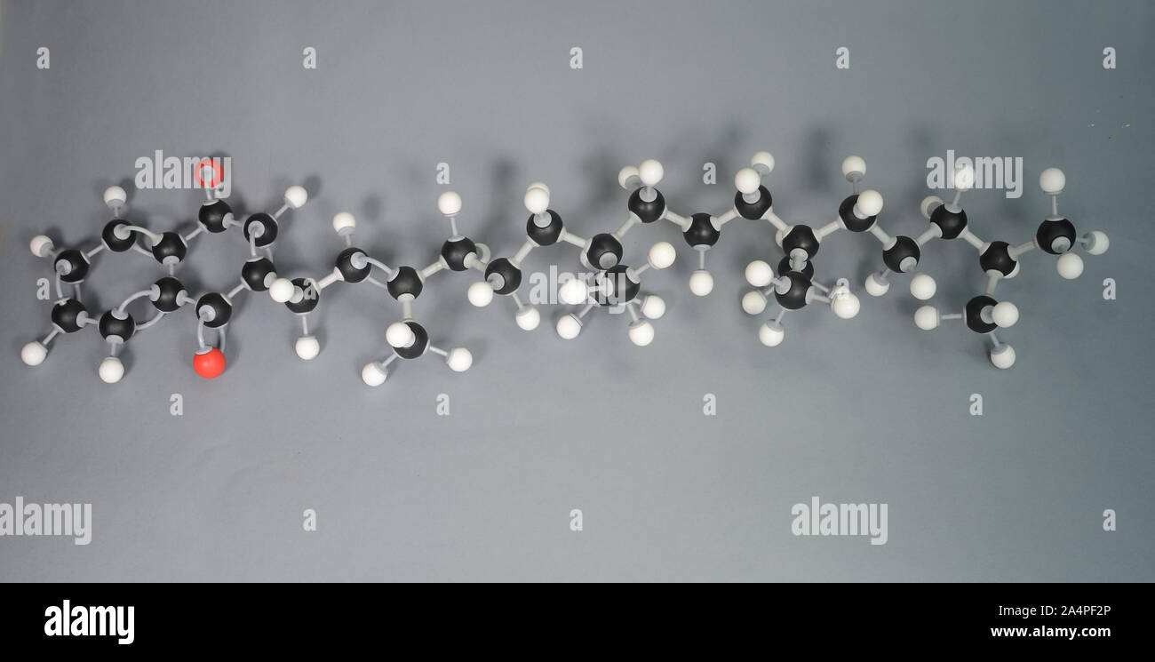 Molécule modèle de la vitamine K, White est l'hydrogène, le carbone noir est rouge, est l'oxygène, l'hydrogène est blanc, noir est le carbone, et le rouge est l'oxygène. Banque D'Images