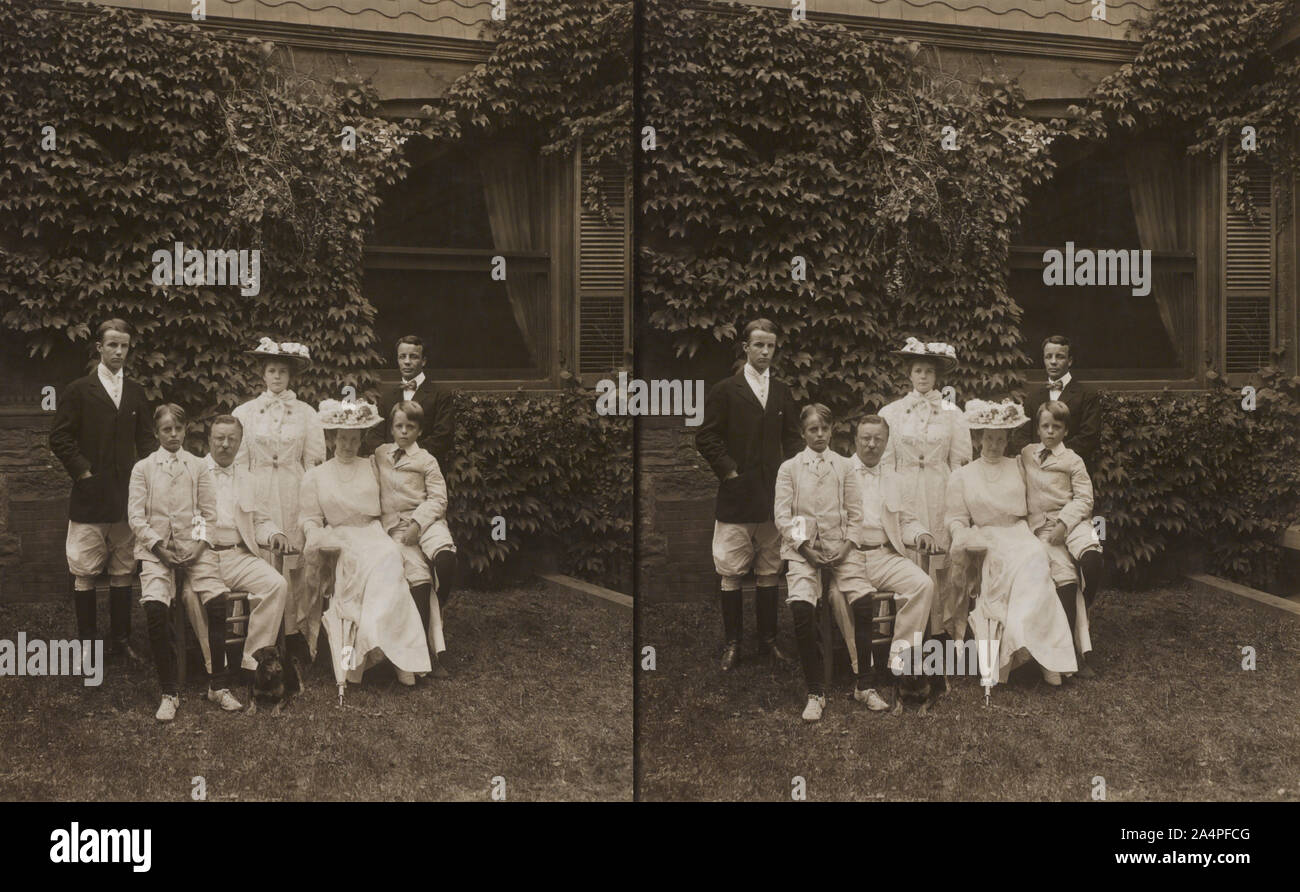 Le président américain Theodore Roosevelt et épouse Edith entourés de leurs enfants, Portrait en pied, photo de Pach Bros., 1907 Banque D'Images