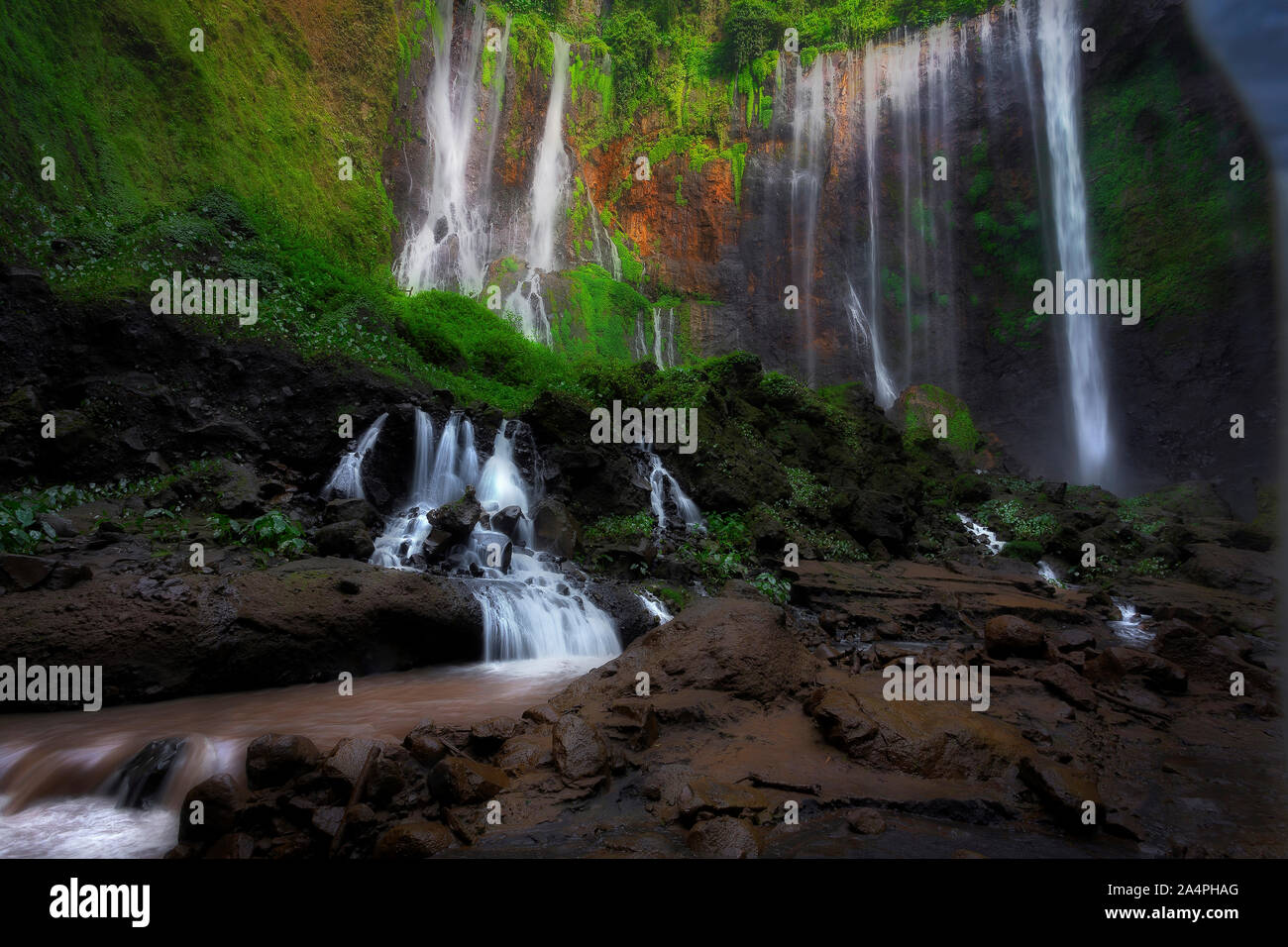 Belle cascade, la SEWU Tumpak Tumpak Sewu Waterfall ou aussi appelé Sewu Coban est un 120 mètres de haut situé à cascade Lumajang Regency, l'Est de Java. Banque D'Images