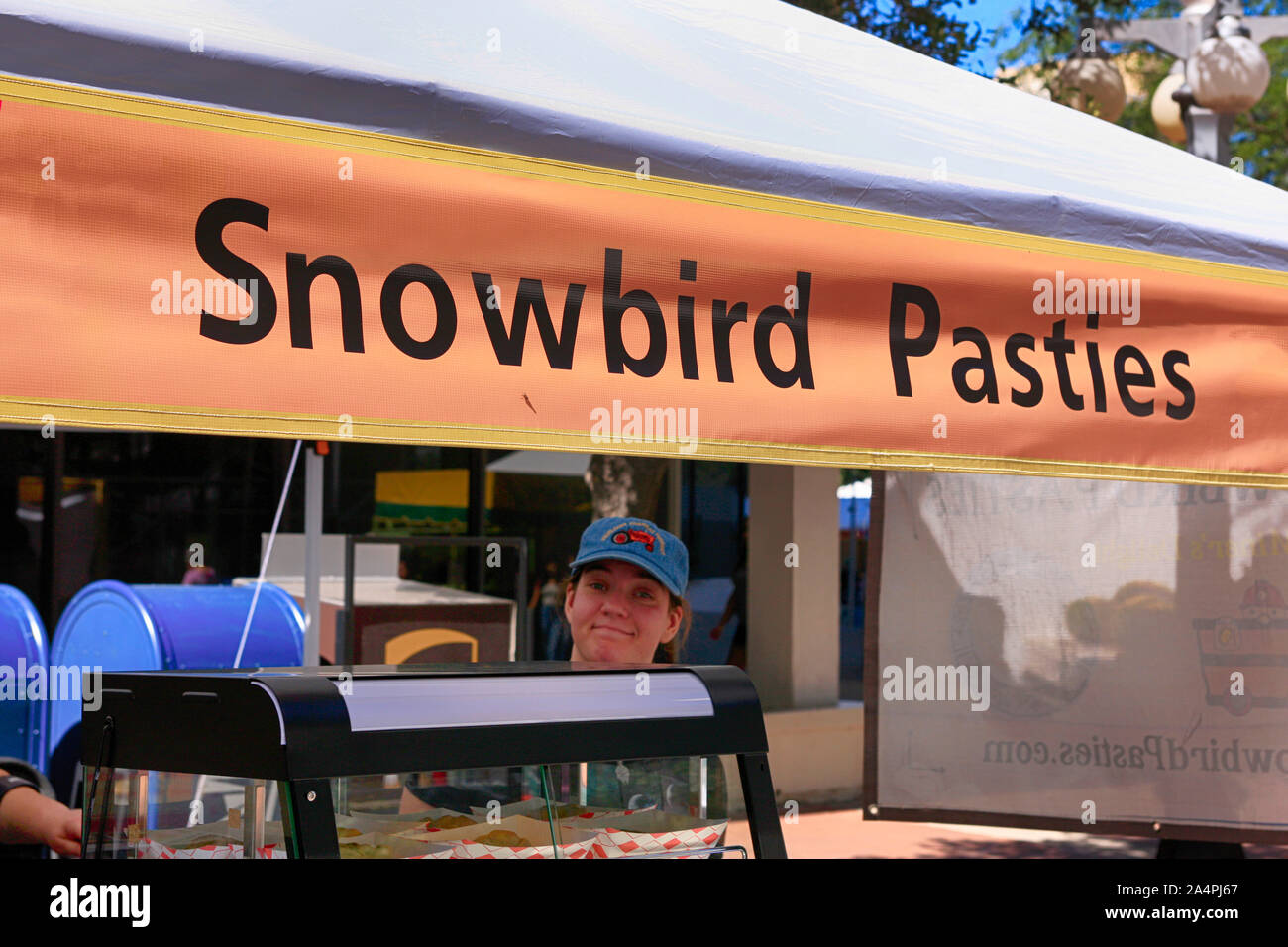 Femme vendant Snowbird pasties de son stand à la Tucson Rencontrez-vous Folk Festival Banque D'Images