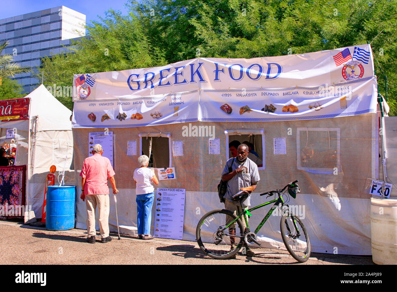 Les gens qui achètent le déjeuner d'un stand à la nourriture grecque Tucson Rencontrez-vous Folk Festival Banque D'Images