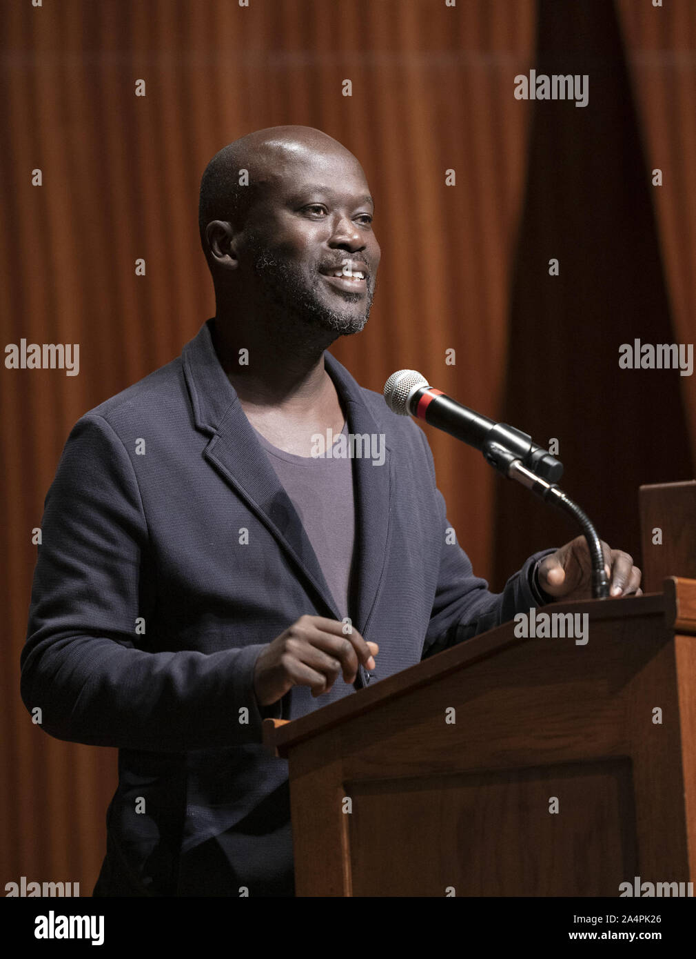 Austin, Texas, États-Unis. 8 octobre, 2019. A noté l'architecte britannique Sir David Adjaye, originaire du Ghana, parle de sa pratique internationale durant une conférence à l'Université du Texas à Austin, le 8 octobre 2019. Adjaye a reçu récemment une commission de la construction du projet de la Maison de la famille abrahamique à Abu Dhabi. Credit : Bob Daemmrich/ZUMA/Alamy Fil Live News Banque D'Images