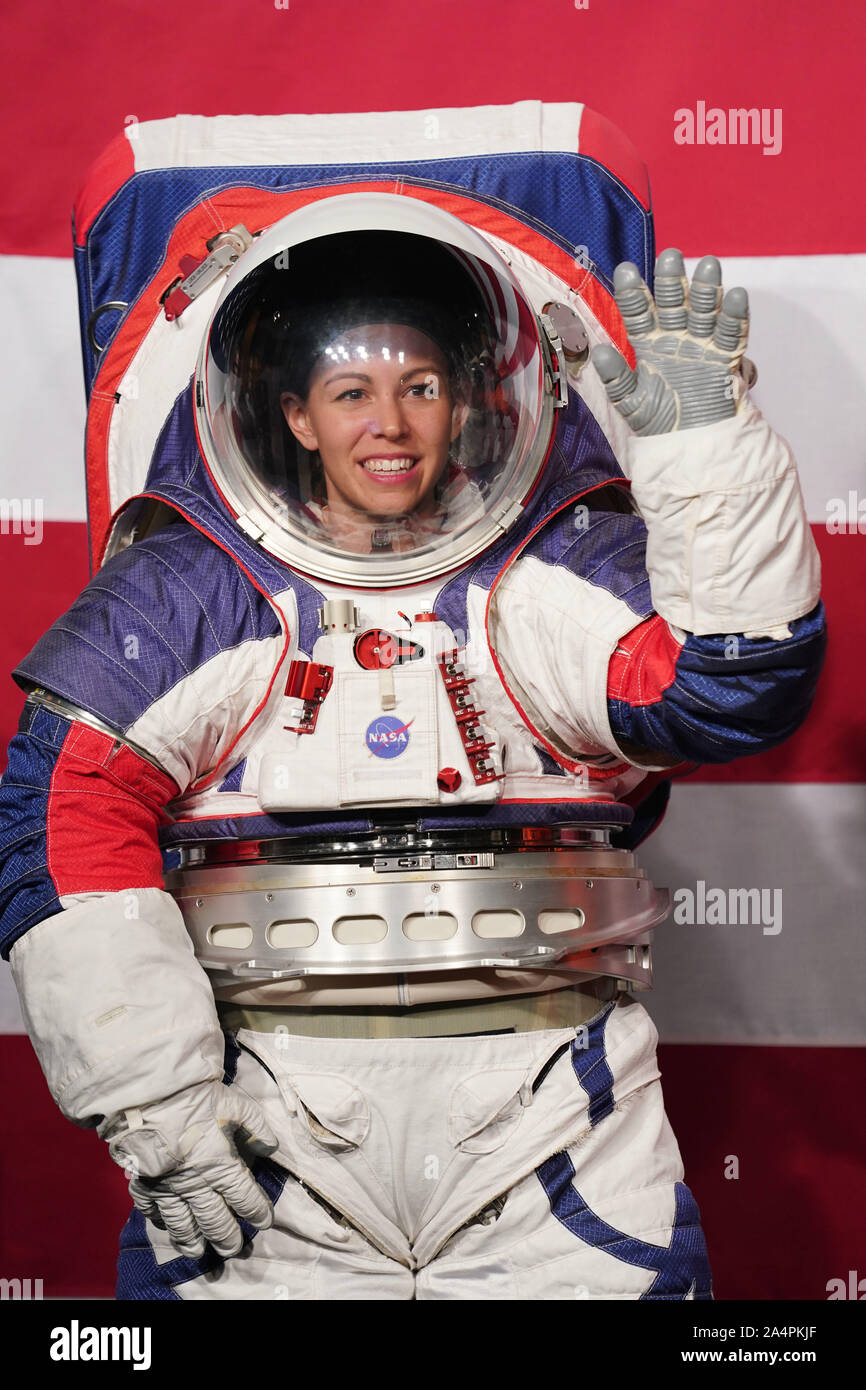 Washington, USA. 15 Oct, 2019. Combinaison spatiale avancée Kristine  Ingénieur Davis affiche les sorties d'exploration (xEMU) scaphandre au  siège de la NASA à Washington, DC, États-Unis, le 15 octobre 2019. L'agence  spatiale