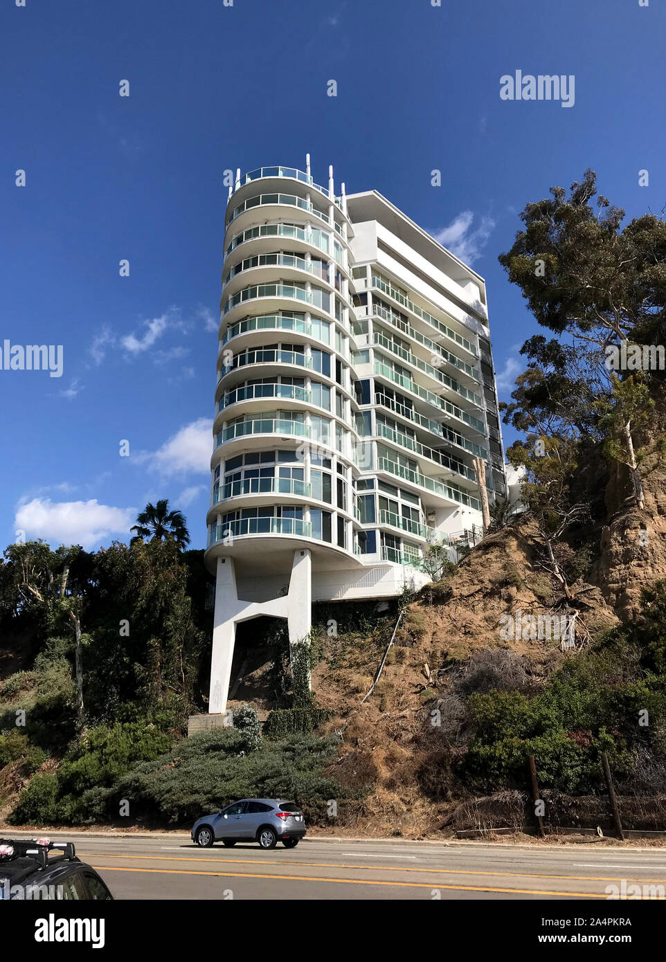 1960 Un immeuble d'époque situé dans le Pacific Palisades au-dessus de l'Autoroute de la côte pacifique à Santa Monica, CA. Banque D'Images