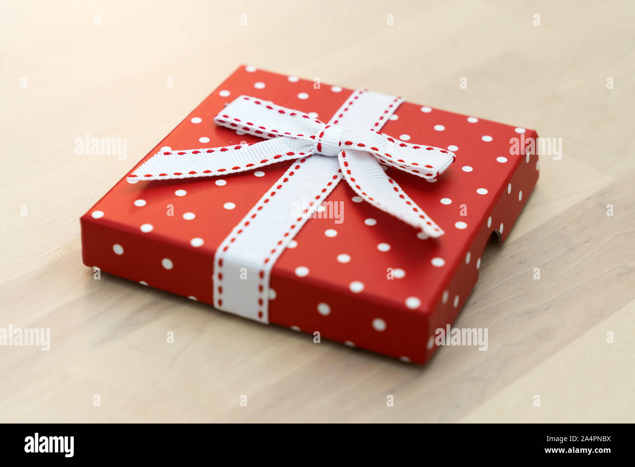 Pois rouges boîte-cadeau Banque D'Images