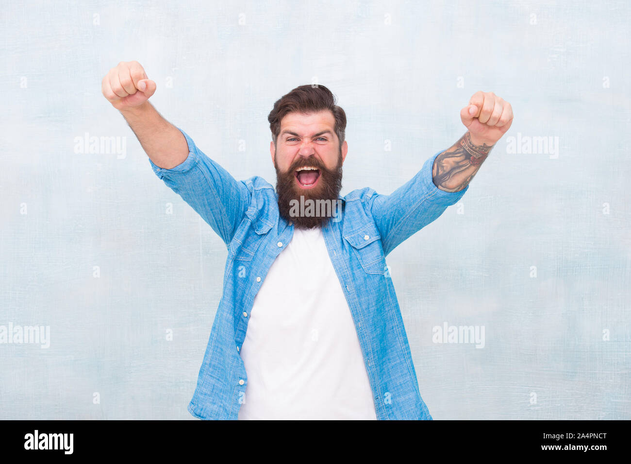 Meilleure journée jamais. mature avec hipster hipster caucasienne brutal. barbe avec moustache. exprimer le bonheur. Le sentiment que la réussite après un barbier. Homme barbu de célébrer la réussite. gagnant de tous les jours. Mode masculine. Banque D'Images
