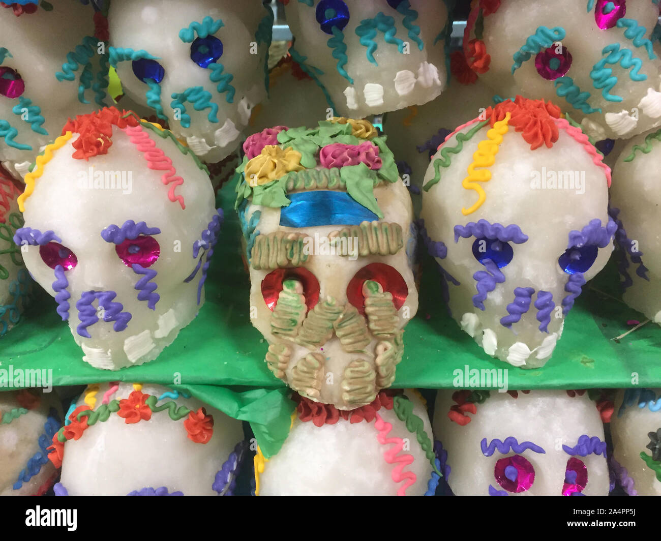 Crânes de sucre mexicain, sucreries traditionnelles utilisées comme offrandes à l'autel pour le Jour des Morts et seulement disponible au moment de cette célébration Banque D'Images