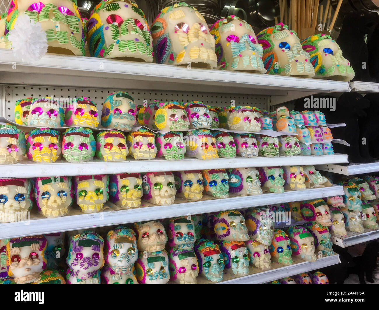 Crânes de sucre mexicain, sucreries traditionnelles utilisées comme offrandes à l'autel pour le Jour des Morts et seulement disponible au moment de cette célébration Banque D'Images