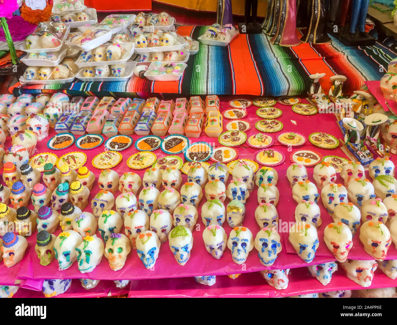 Crânes de sucre mexicain, sucreries traditionnelles utilisées comme offrandes à l'autel pour le Jour des Morts et seulement disponible au moment de cette célébration Banque D'Images